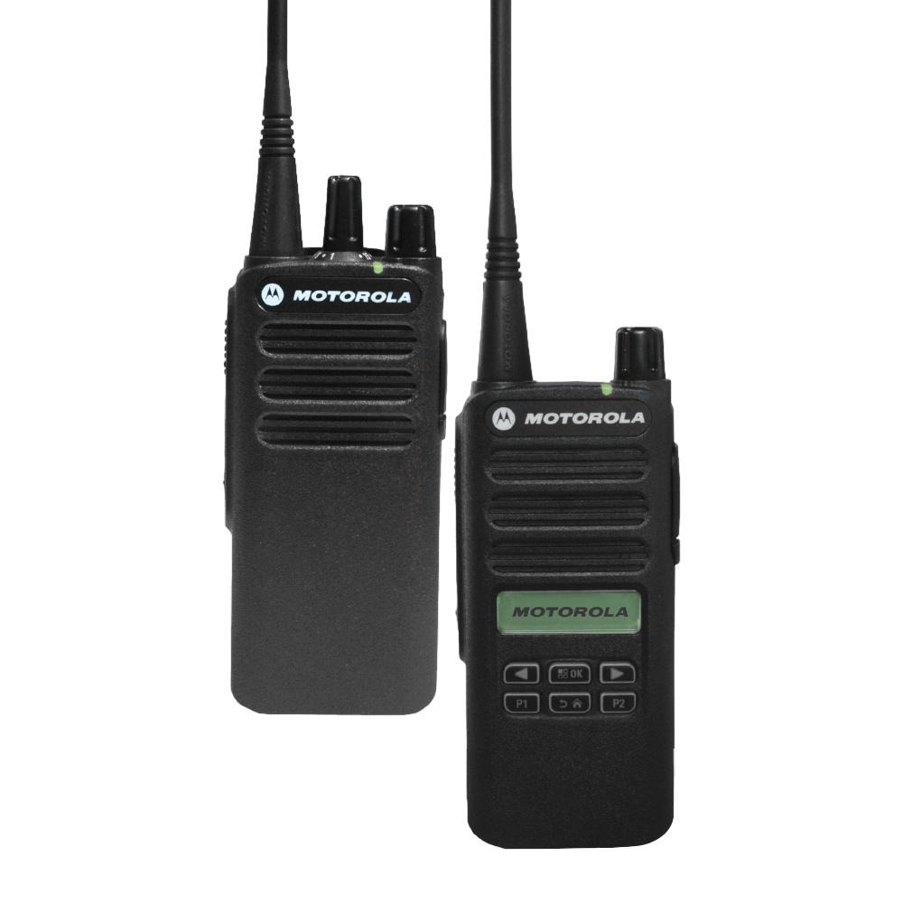 Rádio analógico portátil usado para comunicação em empresas, com design simples e fácil operação.