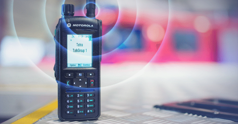 Projeto de frequência para rádios: Como a STOCKTOTAL garante uma comunicação sem interferências