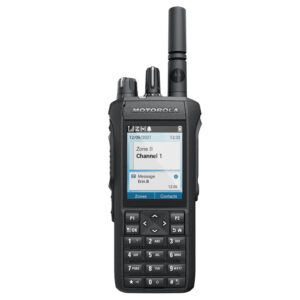 Rádio Motorola MOTOTRBO R7 robusto com tela, supressão avançada de ruído e resistência militar, ideal para ambientes extremos e hostis