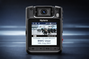 Câmera corporal Hytera VM690 em destaque num fundo azul.